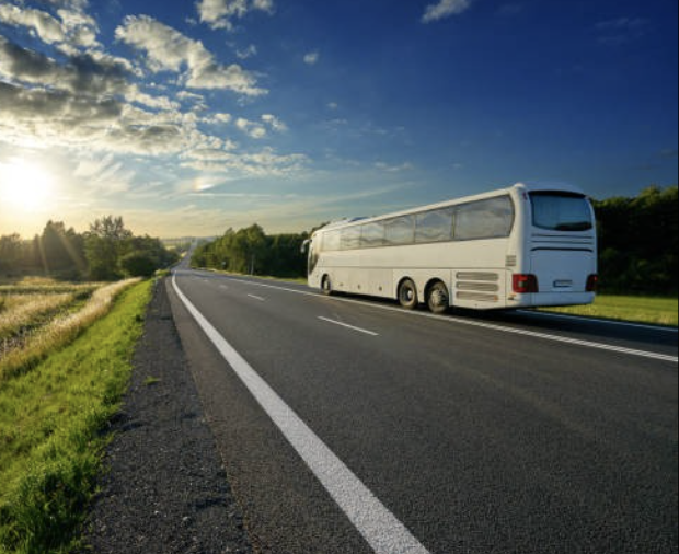 Car bleu au bord du sable
