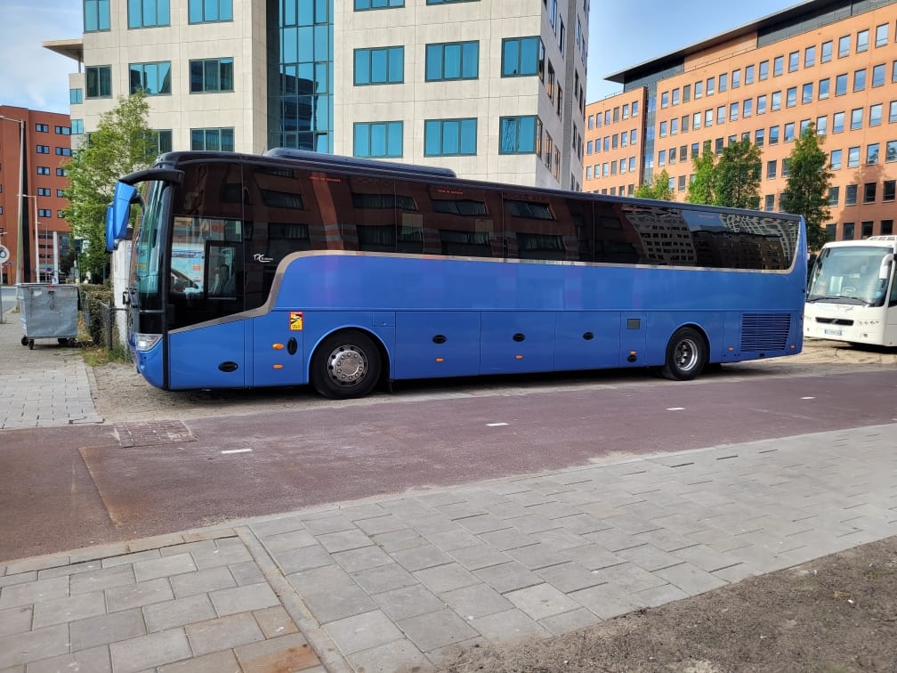Car bleu au bord du sable