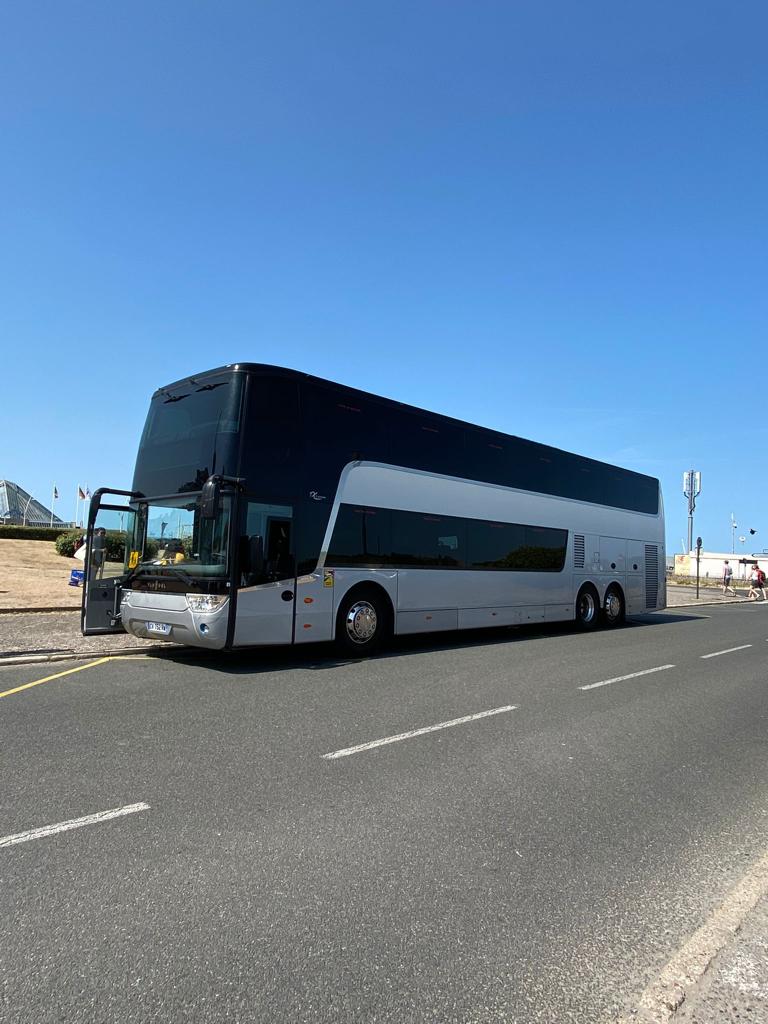 Car bleu au bord du sable